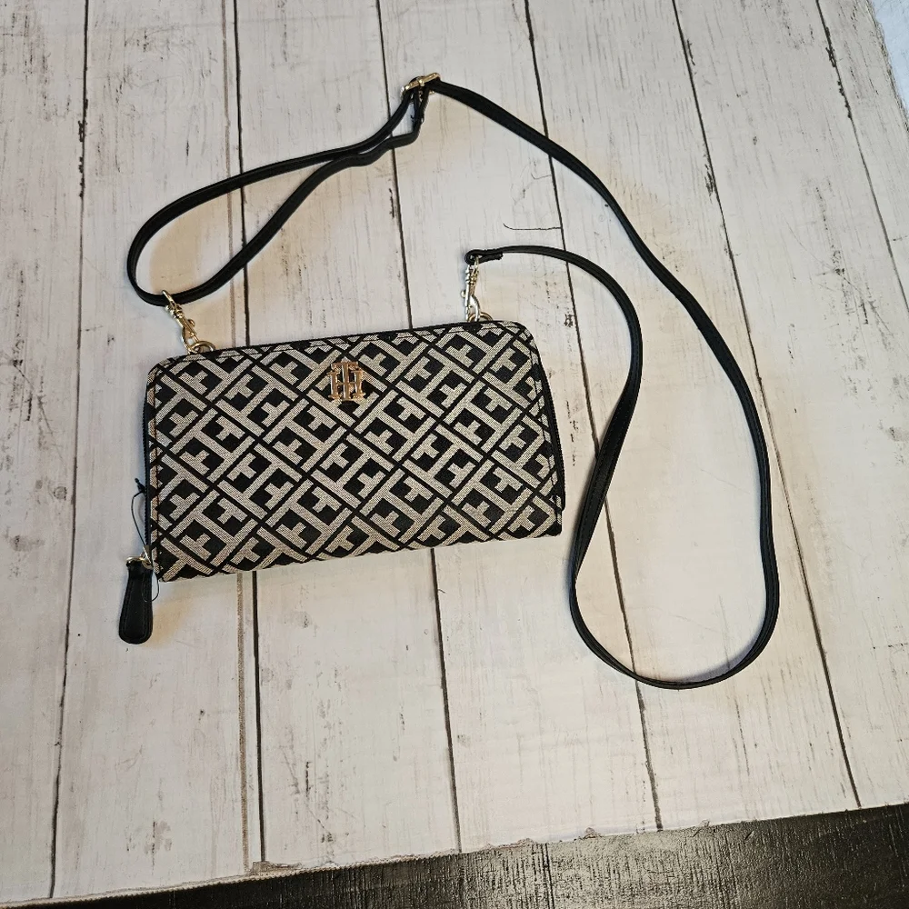 Tommy Hilfiger‎ Jacquard Monogram Zip Wallet NWOT